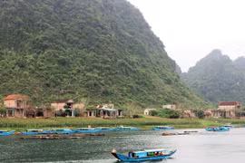 Làng chèo đò bên mép núi