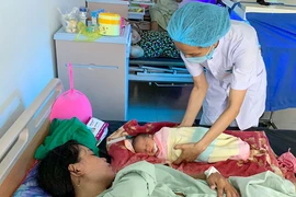 Em bé chào đời bị kẹt đầu trong âm đạo người mẹ