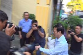 Nguyễn Hữu Linh khóa chặt cửa nhà vệ sinh để trốn khi đến tòa