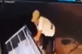 Truy bắt đối tượng liều lĩnh đập tủ kính cướp vàng trước mặt chủ tiệm