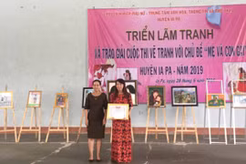 Ia Pa:Trao 7 giải thưởng cuộc thi vẽ tranh chủ đề "Mẹ và con gái"