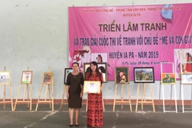 Ia Pa:Trao 7 giải thưởng cuộc thi vẽ tranh chủ đề "Mẹ và con gái"