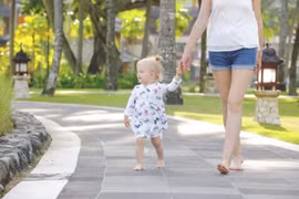 Đi bộ: Mang giày hay đi chân trần tốt hơn?