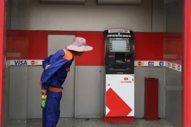 Nghi án kẻ gian đập phá trụ ATM để trộm tiền