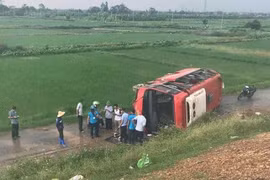 Lật xe khách trên cao tốc, hàng chục khách hoảng loạn