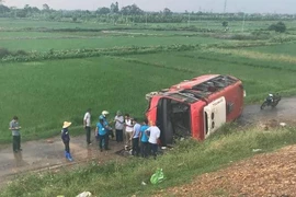 Lật xe khách trên cao tốc, hàng chục khách hoảng loạn