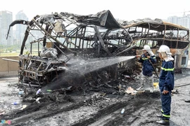 Người nhà bà bầu tử vong khóc ngất bên hiện trường vụ cháy ôtô khách