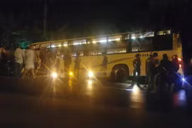 Tai nạn xe giường nằm kinh hoàng ở Long An