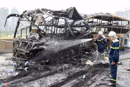 Người nhà bà bầu tử vong khóc ngất bên hiện trường vụ cháy ôtô khách