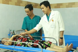 Chữa mẹo hóc dị vật, người phụ nữ nhập viện cấp cứu