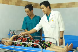 Chữa mẹo hóc dị vật, người phụ nữ nhập viện cấp cứu