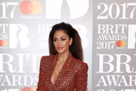 Thời trang nóng bỏng của giám khảo X Factor vừa đến Việt Nam