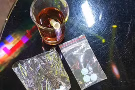 Đột kích quán bar ăn chơi ở Sài Gòn, giữ 39 người để điều tra