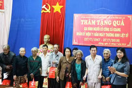 Tặng 135 suất quà cho gia đình người có công