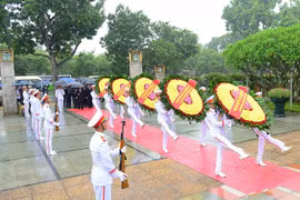 Lãnh đạo Đảng, Nhà nước đặt vòng hoa tưởng niệm các anh hùng liệt sỹ