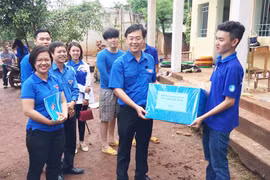 Bí thư thứ nhất Trung ương Đoàn thăm các đội thanh niên tình nguyện