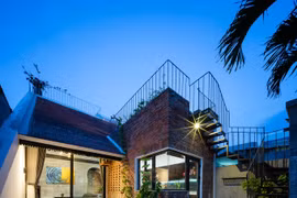 Ngôi nhà Đà Nẵng mới lạ dù dùng toàn nội thất cũ