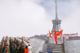 Tổ chức lễ thượng cờ hàng tuần trên đỉnh Fansipan