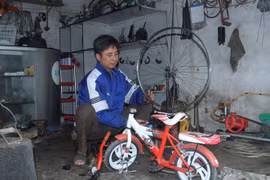 Người cắm cờ giữ đảo Len Đao