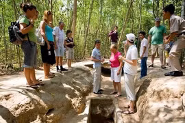 Chuyến khám phá địa đạo Củ Chi đáng nhớ của khách Tây