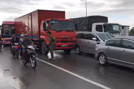 5 ô tô tông nhau liên hoàn, giao thông tê liệt