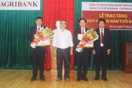 Trao tặng Huy hiệu 30 năm tuổi Đảng cho hai đảng viên