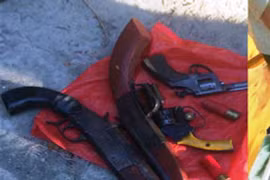 20 côn đồ hỗn chiến, thấy công an ném 4 khẩu súng tháo chạy