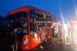 Hai xe giường nằm đối đầu trong đêm