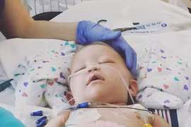 Bé gái 15 tháng tuổi bị ung thư buồng trứng khiến cả TG bàng hoàng