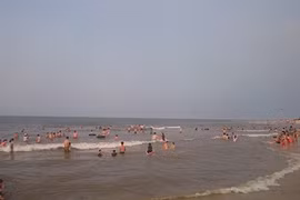 Cùng bạn đi tắm biển, nam thanh niên đuối nước thương tâm