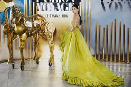 Thanh Hằng, Hoàng Thùy làm vedette show diễn trên núi