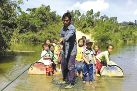 Cưỡi bè vượt sông trên "dốc cổng trời"