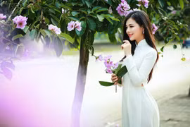 Thiếu nữ Hà thành đẹp dịu dàng bên hoa bằng lăng