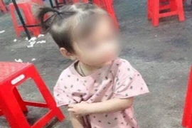 Bé gái 2 tuổi mất tích bí ẩn khi chơi trước sân nhà