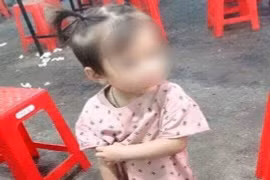 Bé gái 2 tuổi mất tích bí ẩn khi chơi trước sân nhà