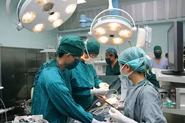 Bệnh viện Đà Nẵng cứu sống du khách bị đâm gục tại trạm ATM