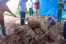 Khai quật tử thi nam thanh niên chết nhiều nghi vấn