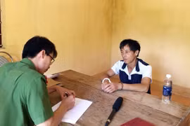 Vờ mang thức ăn chăn nuôi,người đàn ông vận chuyển gần 2 kg thuốc phiện