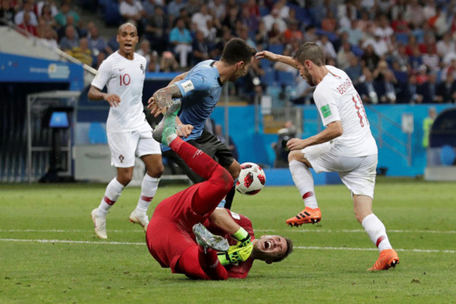 Ronaldo mờ nhạt, Bồ Đào Nha dừng bước trước Uruguay