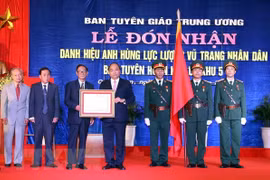 Ban Tuyên huấn Khu ủy Khu 5 đón nhận danh hiệu Anh hùng