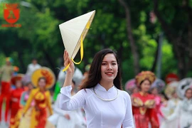 Thiếu nữ Hà thành làm bừng sáng phố phường trong tà áo dài truyền thống