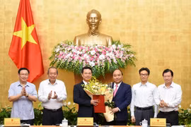 Thủ tướng trao Quyết định giao quyền Bộ trưởng TT và TT