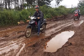 Xe chở cát phá nát đường dân sinh