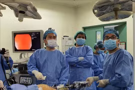 Bác sĩ Việt Nam hướng dẫn thành công ca phẫu thuật rô bốt tại Philippines