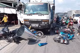 Xe tải mất thắng lùa hàng loạt xe máy dừng đèn đỏ, 11 người bị thương