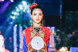 Phương Khánh catwalk thần thái giữa dàn người đẹp Miss Earth trước khi chuyển giao quyền lực