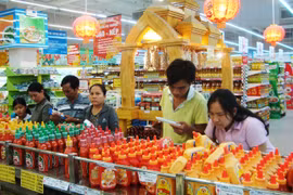 Hàng Tết dồi dào và nỗi lo thịt lợn