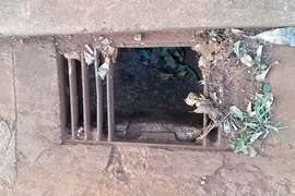 Cống thoát nước thiếu nắp đậy