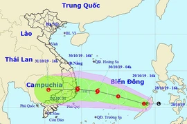 Áp thấp nhiệt đới gây sóng gió dữ dội trên Biển Đông, cảnh báo khẩn cấp