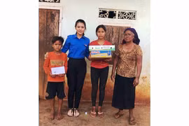 Đoàn xã Ia Hlốp nhận giúp đỡ 2 trẻ mồ côi tại làng Tel